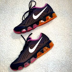 Nike Women’s 9.5 Tailwind 6 Air Max Running Shoes